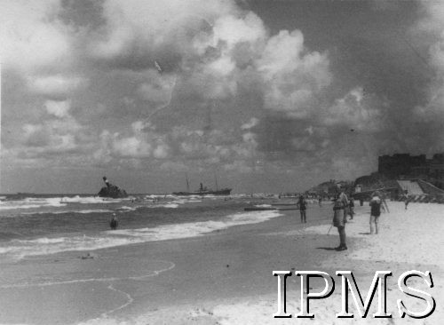 Wrzesień 1940, Tel-Awiw, Palestyna.
Plaża nad Morzem Śródziemnym, po prawej polski żołnierz.
Fot. NN, Instytut Polski i Muzeum im. gen. Sikorskiego w Londynie [kolekcja mjr Mieczysława Młotka].
