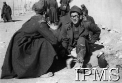 1940-1941, Egipt.
Jeńcy włoscy.
Fot. J. Sadowski, Instytut Polski i Muzeum im. gen. Sikorskiego w Londynie [kolekcja mjr Mieczysława Młotka].