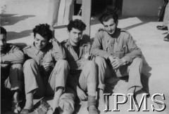 Styczeń 1941, Aleksandria, Egipt.
Włoscy jeńcy - załoga łodzi podwodnej.
Fot. NN, Instytut Polski i Muzeum im. gen. Sikorskiego w Londynie [kolekcja mjr Mieczysława Młotka].