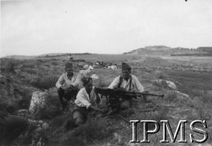 Wrzesień 1940, Homs (okolice), Syria.
Żołnierze Brygady Strzelców Karpackich na ćwiczeniach, obsługa ciężkiego karabinu maszynowego.
Fot. NN, Instytut Polski i Muzeum im. gen. Sikorskiego w Londynie [kolekcja mjr Mieczysława Młotka].