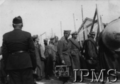 1940, El Dekhela, Egipt.
Transport jeńców włoskich pod strażą polskich żołnierzy.
Fot. J. Sadowski, Instytut Polski i Muzeum im. gen. Sikorskiego w Londynie [kolekcja mjr Mieczysława Młotka].