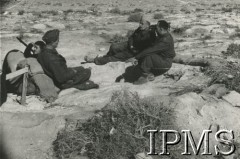 1941, Afryka Północna.
Teren walk aliantów z wojskami włoskimi. Polscy żołnierze.
Fot. NN, Instytut Polski im. Gen. Sikorskiego w Londynie [koperta - Włosi].