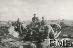 1941, Afryka Północna.
Teren walk aliantów z wojskami włoskimi. Polscy żołnierze w okopie.
Fot. NN, Instytut Polski im. Gen. Sikorskiego w Londynie [koperta - Włosi].
