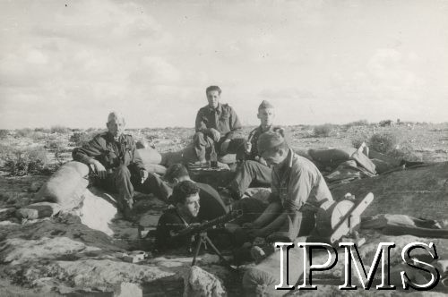 1941, Afryka Północna.
Teren walk aliantów z wojskami włoskimi. Polscy żołnierze w okopie.
Fot. NN, Instytut Polski im. Gen. Sikorskiego w Londynie [koperta - Włosi].