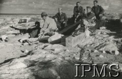 1941, Afryka Północna.
Teren walk aliantów z wojskami włoskimi. Polscy żołnierze w okopie.
Fot. NN, Instytut Polski im. Gen. Sikorskiego w Londynie [koperta - Włosi].