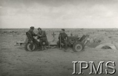 1941, Afryka Północna.
Teren walk aliantów z wojskami włoskimi. Polscy żołnierze na pustyni.
Fot. NN, Instytut Polski im. Gen. Sikorskiego w Londynie [koperta - Włosi].