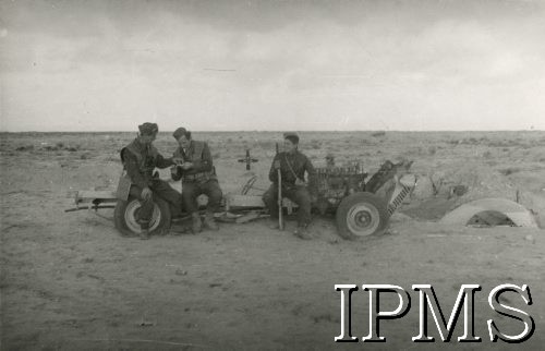 1941, Afryka Północna.
Teren walk aliantów z wojskami włoskimi. Polscy żołnierze na pustyni.
Fot. NN, Instytut Polski im. Gen. Sikorskiego w Londynie [koperta - Włosi].