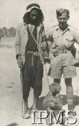 1940-1942, Afryka Północna.
Polski żołnierz w towarzystwie tubylca z pawianem.
Fot. NN, Instytut Polski im. Gen. Sikorskiego w Londynie [koperta - Włosi].