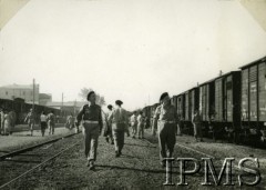 1942, Irak.
Polscy żołnierze na stacji kolejowej.
Fot. NN, Instytut Polski i Muzeum im. gen. Sikorskiego w Londynie