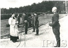 1943, ZSRR.
1 Dywizja Piechoty im. Tadeusza Kościuszki. Z prawej stoi dowódca Dywizji płk Zygmunt Berling, na przeciwko niego ks. F. Kupsza.
Fot. NN, Instytut Polski i Muzeum im. gen. Sikorskiego w Londynie