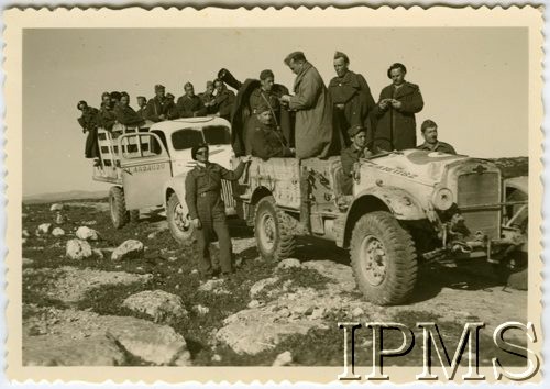 1942-43, Bliski Wschód.
Armia Polska na Wschodzie, żołnierze na samochodach
Fot. NN, Instytut Polski i Muzeum im. gen. Sikorskiego w Londynie