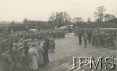6.04.1941, Wielka Brytania.
Prezydent Władysław Raczkiewicz i Anthony Joseph Drexel Biddle, ambasador USA przy rządzie RP na uchodźstwie, z wizytą u lotników z Dywizjonu 303.
Fot. NN, Instytut Polski i Muzeum im. gen. Sikorskiego w Londynie