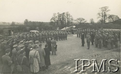 6.04.1941, Wielka Brytania.
Prezydent Władysław Raczkiewicz i Anthony Joseph Drexel Biddle, ambasador USA przy rządzie RP na uchodźstwie, z wizytą u lotników z Dywizjonu 303.
Fot. NN, Instytut Polski i Muzeum im. gen. Sikorskiego w Londynie