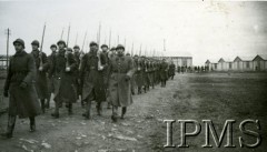 Luty 1940, Coetquidan, Francja.
Obóz Wojska Polskiego, maszerujący żołnierze.
Fot. NN, Instytut Polski i Muzeum im. gen. Sikorskiego w Londynie
