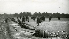 Luty 1940, Coetquidan, Francja.
Obóz Wojska Polskiego. VII Kurs Dokształcający, strzelanie z rkm-ów.
Fot. NN, Instytut Polski i Muzeum im. gen. Sikorskiego w Londynie