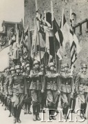 1939-1944, Kraków, Generalne Gubernatorstwo.
Niemieckie oddziały ze sztandarami na Wawelu.
Fot. NN, Instytut Polski i Muzeum im. gen. Sikorskiego w Londynie
