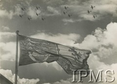 20.08.1940, Bramcote, Anglia, Wielka Brytania.
Wizyta króla Jerzego VI u lotników Dywizjonu 300. Sztandar królewski.
Fot. NN, Instytut Polski i Muzeum im. gen. Sikorskiego w Londynie

