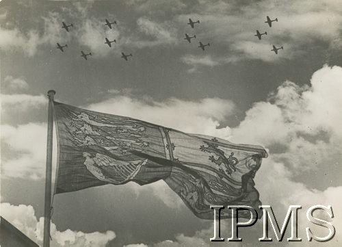 20.08.1940, Bramcote, Anglia, Wielka Brytania.
Wizyta króla Jerzego VI u lotników Dywizjonu 300. Sztandar królewski.
Fot. NN, Instytut Polski i Muzeum im. gen. Sikorskiego w Londynie

