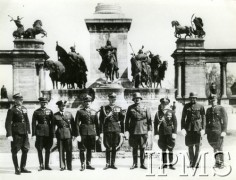 1940, Budapeszt, Węgry.
Oficerowie polscy na tle pomnika milenium.
Fot. NN, Instytut Polski i Muzeum im. gen. Sikorskiego w Londynie