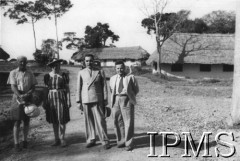 1942-1948, Koja, Uganda.
Konsul grecki Georgiadis z żoną zwiedza polskie osiedle. Na zdjęciu od prawej: przedstawiciel Delegatury Ministerstwa Pracy i Opieki Społeczne M. Szyszkowski, konsul Georgiadis, jego żona oraz kierownik osiedla pan Marczewski.
Fot. NN, Instytut Polski i Muzeum im. gen. Sikorskiego w Londynie [Afryka - teczka luzem].