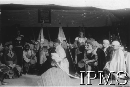 3.05.1943, Koja, Uganda.
Fragment przedstawienia z okazji święta 3 Maja.
Fot. NN, Instytut Polski i Muzeum im. gen. Sikorskiego w Londynie [Afryka - teczka luzem].