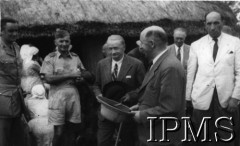 1.05.1943, Masindi, Uganda.
Minister stanu do spraw Bliskiego Wschodu Henryk Strasburger wychodzi z kaplicy po nabożeństwie.
Fot. NN, Instytut Polski i Muzeum im. gen. Sikorskiego w Londynie [Afryka - teczka luzem].