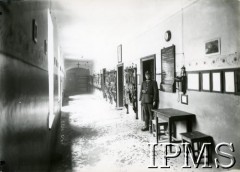 Lato 1937, Kraków, Polska.
Koszary 5 Batalionu Saperów na Dąbiu w Krakowie. Korytarz w budynku parterowym kompanii saperów.
Fot. NN, Instytut Polski i Muzeum im. gen. Sikorskiego w Londynie [album B4 - 5 Batalion Saperów w Krakowie]