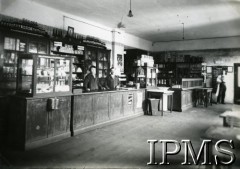 Lato 1937, Kraków, Polska.
Koszary 5 Batalionu Saperów na Dąbiu w Krakowie. Spółdzielnia.
Fot. NN, Instytut Polski i Muzeum im. gen. Sikorskiego w Londynie [album B4 - 5 Batalion Saperów w Krakowie]