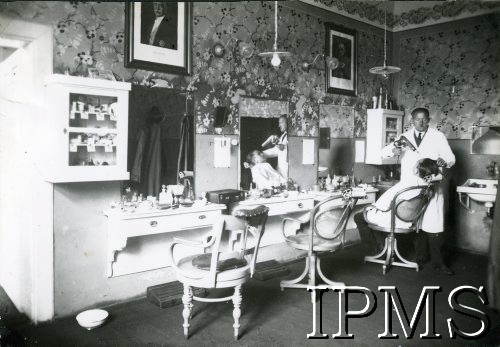Lato 1937, Kraków, Polska.
Koszary 5 Batalionu Saperów na Dąbiu w Krakowie. Fryzjernia, na ścianie wiszą portrety prezydenta Ignacego Mościckiego i Marszałka Józefa Piłsudskiego.
Fot. NN, Instytut Polski i Muzeum im. gen. Sikorskiego w Londynie [album B4 - 5 Batalion Saperów w Krakowie]