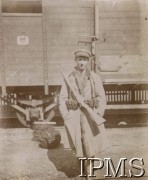 1919, brak miejsca.
Wojna polsko-ukraińska. Wartownik z karabinem na tle pociągu pancernego P.P.3. 