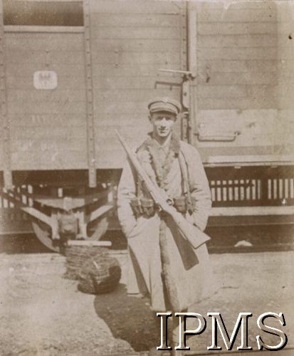 1919, brak miejsca.
Wojna polsko-ukraińska. Wartownik z karabinem na tle pociągu pancernego P.P.3. 