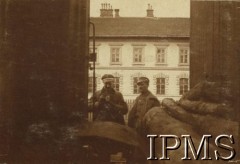 1919, brak miejsca.
Wojna polsko-ukraińska. Dwaj żołnierze z załogi pociągu pancernego P.P.3. obok wagonu na stacji kolejowej.
Fot. NN, Instytut Polski i Muzeum im. gen. Sikorskiego w Londynie