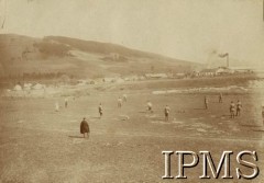 1919, brak miejsca.
Wojna polsko-ukraińska. Żołnierze z załogi pociągu pancernego P.P.3. grają w piłkę nożną.
Fot. NN, Instytut Polski i Muzeum im. gen. Sikorskiego w Londynie