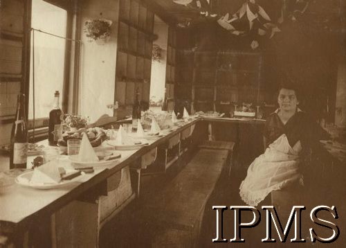 1919, brak miejsca.
Wojna polsko-ukraińska. Stoły w kantynie przygotowane do śniadania Wielkanocnego. Z prawej siedzi młoda kobieta w czarnej sukience i białym fartuszku.
Fot. NN, Instytut Polski i Muzeum im. gen. Sikorskiego w Londynie