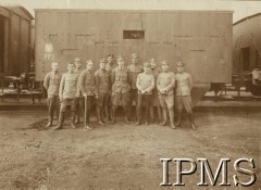 1919, brak miejsca.
Wojna polsko-ukraińska. Załoga pociągu pancernego P.P.3. na tle jednego z wagonów.
Fot. NN, Instytut Polski i Muzeum im. gen. Sikorskiego w Londynie