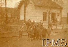 1919, Ustrzyki.
Wojna polsko-ukraińska. Grupa dzieci na stacji kolejowej.
Fot. NN, Instytut Polski i Muzeum im. gen. Sikorskiego w Londynie