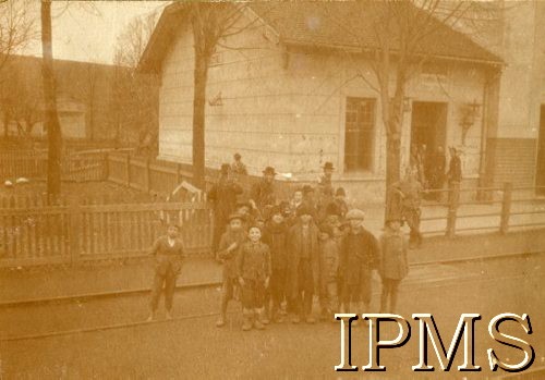 1919, Ustrzyki.
Wojna polsko-ukraińska. Grupa dzieci na stacji kolejowej.
Fot. NN, Instytut Polski i Muzeum im. gen. Sikorskiego w Londynie