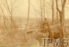 1919, brak miejsca.
Wojna polsko-ukraińska. Stanowisko ciężkiego karabinu maszynowego w okopach.
Fot. NN, Instytut Polski i Muzeum im. gen. Sikorskiego w Londynie