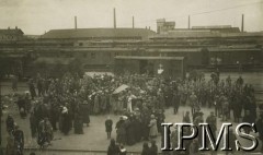 1919, Lwów.
Wojna polsko-ukraińska. Uroczystości pogrzebowe, trumny wyładowywane z wagonu na stacji kolejowej.
Fot. NN, Instytut Polski i Muzeum im. gen. Sikorskiego w Londynie