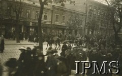 1919, Lwów.
Wojna polsko-ukraińska. Uroczystości pogrzebowe - kondukt przechodzi ulicami miasta.
Fot. NN, Instytut Polski i Muzeum im. gen. Sikorskiego w Londynie