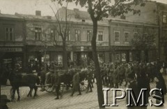 1919, Lwów.
Wojna polsko-ukraińska. Uroczystości pogrzebowe - kondukt przechodzi ulicami miasta.
Fot. NN, Instytut Polski i Muzeum im. gen. Sikorskiego w Londynie