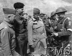19.04.1944, Włochy.
Wizyta naczelnego dowódcy sił alianckich w Europie gen. Jacoba Deversa w 2 Korpusie Polskim. Na pierwszym od lewej: oficer łącznikowy armii Stanów Zjednoczonych przy 2 Korpusie ppłk Henryk Szymański, dowódca 2 Korpusu Polskiego gen. Władysław Anders, gen. Devers.
Fot. NN, Instytut Polski i Muzeum im. gen. Sikorskiego w Londynie [album 116 - gen. Devers w 2 Korpusie - kwiecień 1944]
