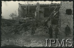 1944-1945, Włochy.
Żołnierze 3 Batalionu Strzelców Karpackich przy ruinach budynku.
Fot. NN, Instytut Polski i Muzeum im. gen. Sikorskiego w Londynie [album 11 - 3 Batalion Strzelców Karpackich].