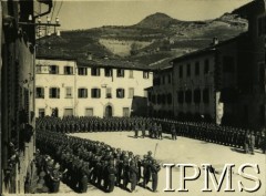 1945-1946, San Piero in Bagno, Włochy.
Zakończenie kursu Szkoły Podoficerskiej. Komendantem szkoły był kpt. Antoni Dusza.
Fot. NN, Instytut Polski i Muzeum im. gen. Sikorskiego w Londynie [album 11 - 3 Batalion Strzelców Karpackich].
