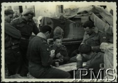 1945-1946, Włochy.
Żołnierze 3 Batalionu Strzelców Karpackich grający w karty.
Fot. NN, Instytut Polski i Muzeum im. gen. Sikorskiego w Londynie [album 11 - 3 Batalion Strzelców Karpackich].