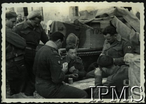 1945-1946, Włochy.
Żołnierze 3 Batalionu Strzelców Karpackich grający w karty.
Fot. NN, Instytut Polski i Muzeum im. gen. Sikorskiego w Londynie [album 11 - 3 Batalion Strzelców Karpackich].