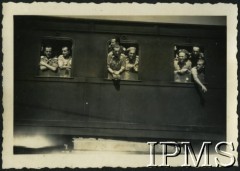 28.08.1946, Rimini, Włochy.
Żołnierze 3 Batalionu Strzelców Karpackich w pociągu. Podpis oryginalny: 