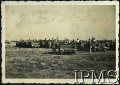 1945-1946, Włochy.
Żołnierze 3 Batalionu Strzelców Karpackich z wyposażeniem wojskowym. Podpis oryginalny: 