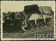 1945-1946, Włochy.
Żołnierz 3 Batalionu Strzelców Karpackich przy sprzęcie wojskowym. Podpis oryginalny: 