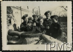 1945, rzeka Senio (okolice), Włochy.
Żołnierze 3 Batalionu Strzelców Karpackich. Podpis oryginalny: 